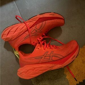 ASICS Novablast 4 - size men’s 7, women’s 8.5, EU 40